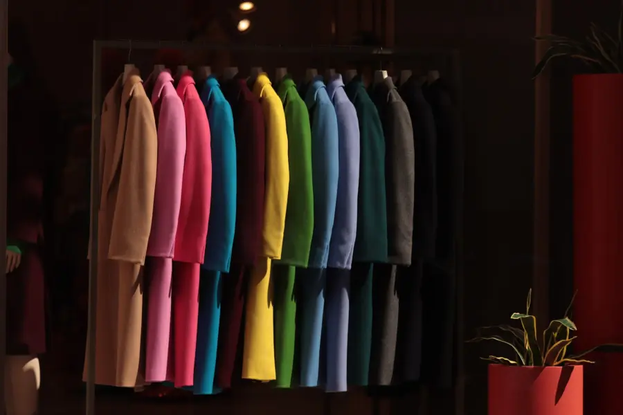 Come abbinare i colori dei vestiti con metodo