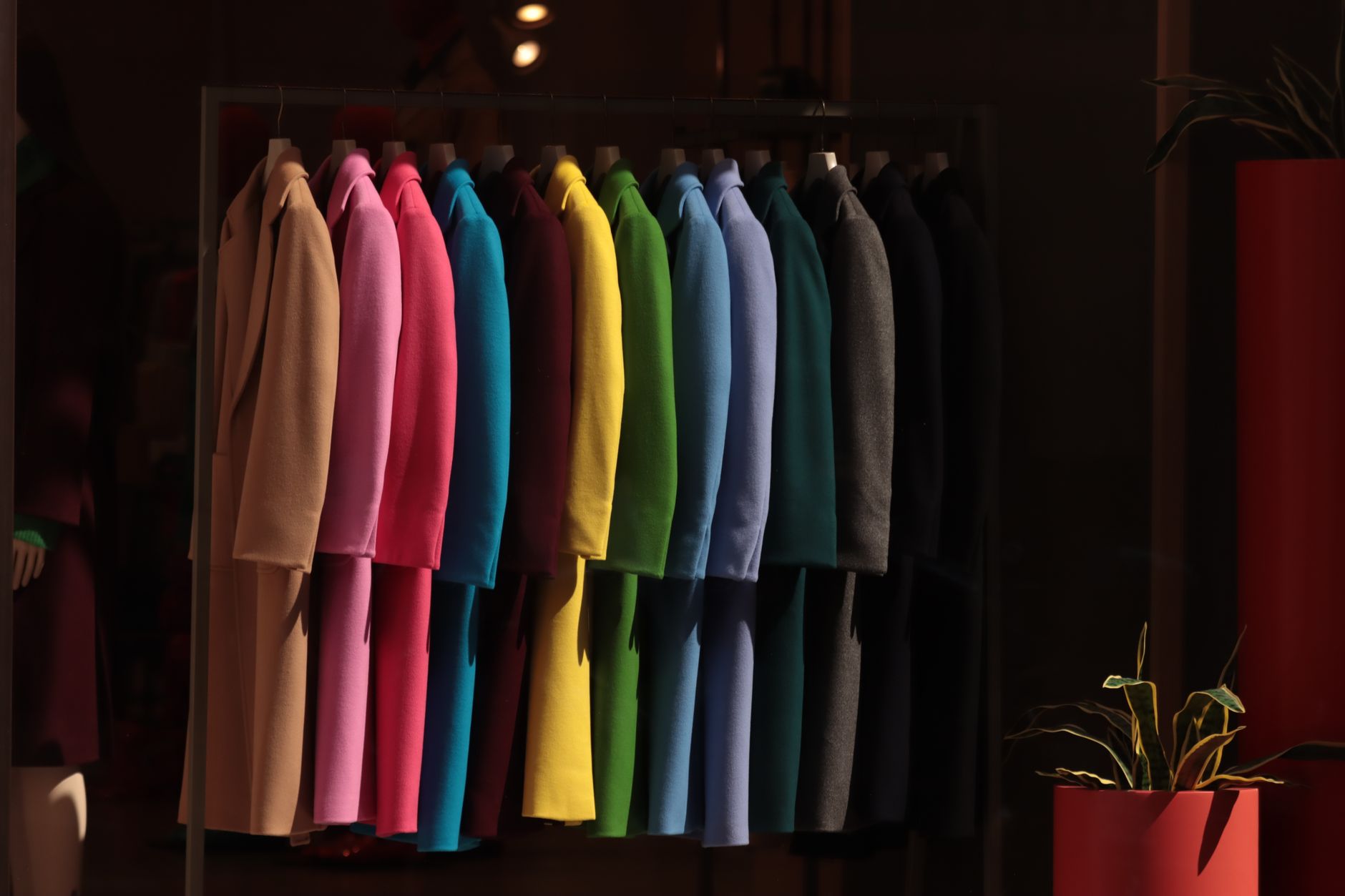 Come abbinare i colori dei vestiti con metodo