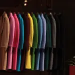 Come abbinare i colori dei vestiti con metodo