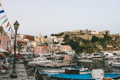 Dove si trova Procida e perché resta un caso a parte
