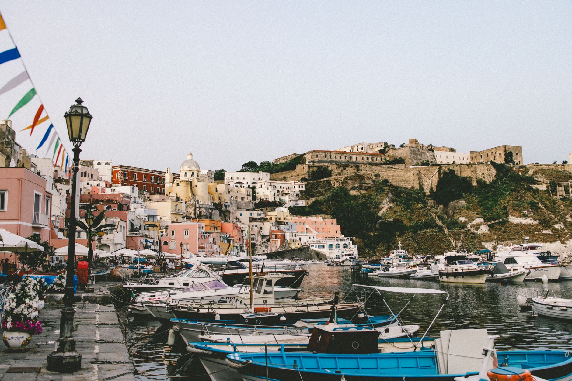 Dove si trova Procida e perché resta un caso a parte