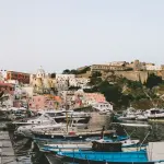 Dove si trova Procida e perché resta un caso a parte