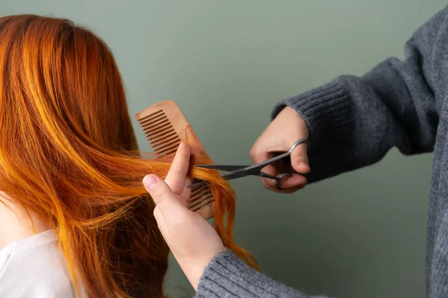 Capelli mossi e corti: tagli e gestione 2026