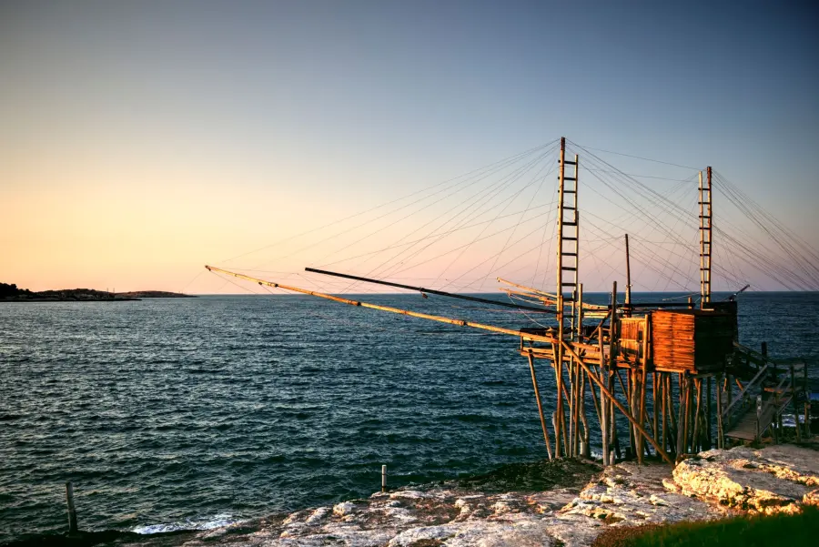 Costa dei Trabocchi: pedalare tra le macchine da pesca
