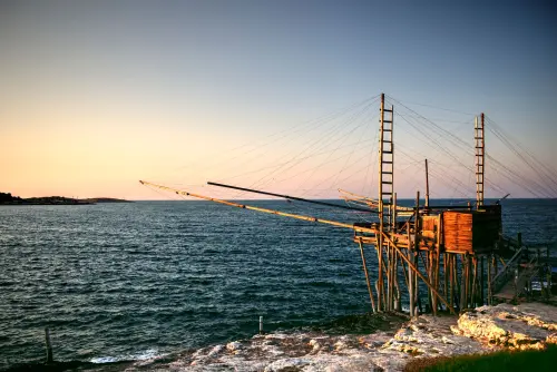 Costa dei Trabocchi: pedalare tra le macchine da pesca