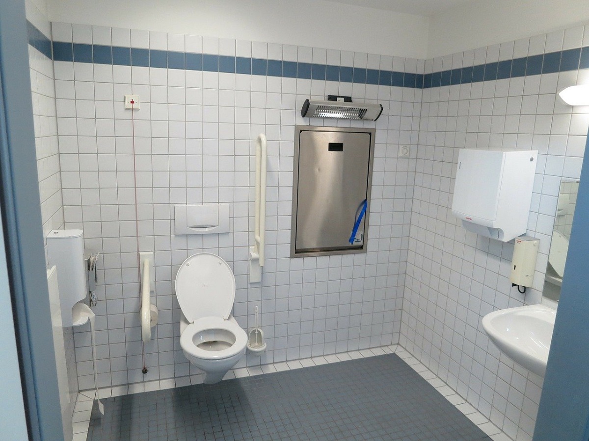 Arredo bagno per persone con handicap: quali ausili servono?