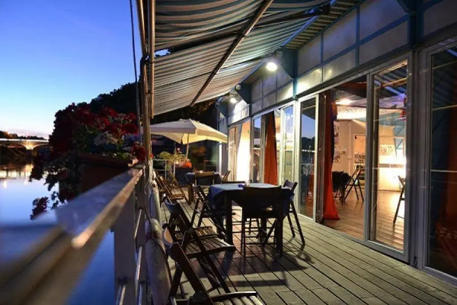 Festeggiare nel migliore dei modi sul barcone sul Tevere a Roma