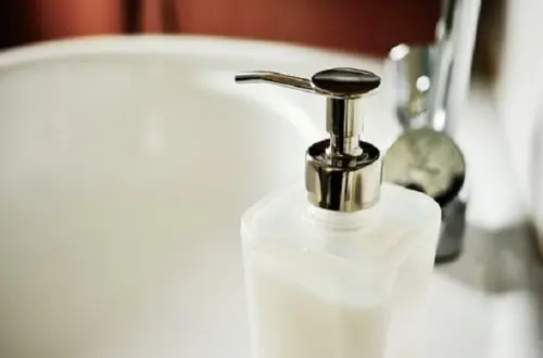 Inserire un comodo dispenser soap nel bagno
