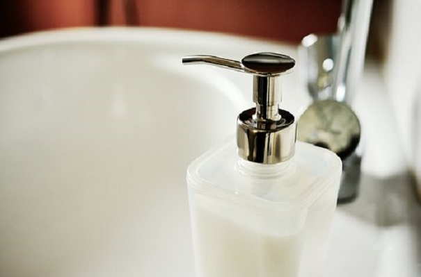 Inserire un comodo dispenser soap nel bagno