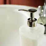 Inserire un comodo dispenser soap nel bagno