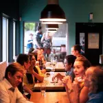 Italiani e stranieri in vacanza, un terzo della spesa è destinato alla tavola