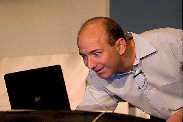 Comprare su Amazon rende il fondatore Jeff Bezos sempre più ricco