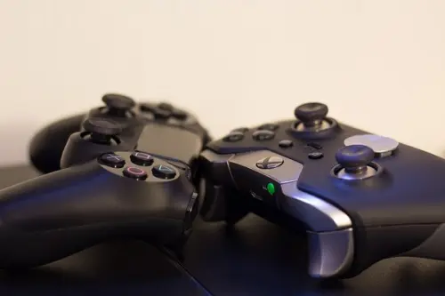 PS4 multigiocatore online, sconti e videogames gratis per avventure mozzafiato