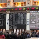 Borse contrastate, Madrid paga l’effetto Catalogna