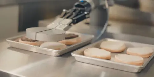 Flippy, il robot che cucina hamburger meglio di uno chef